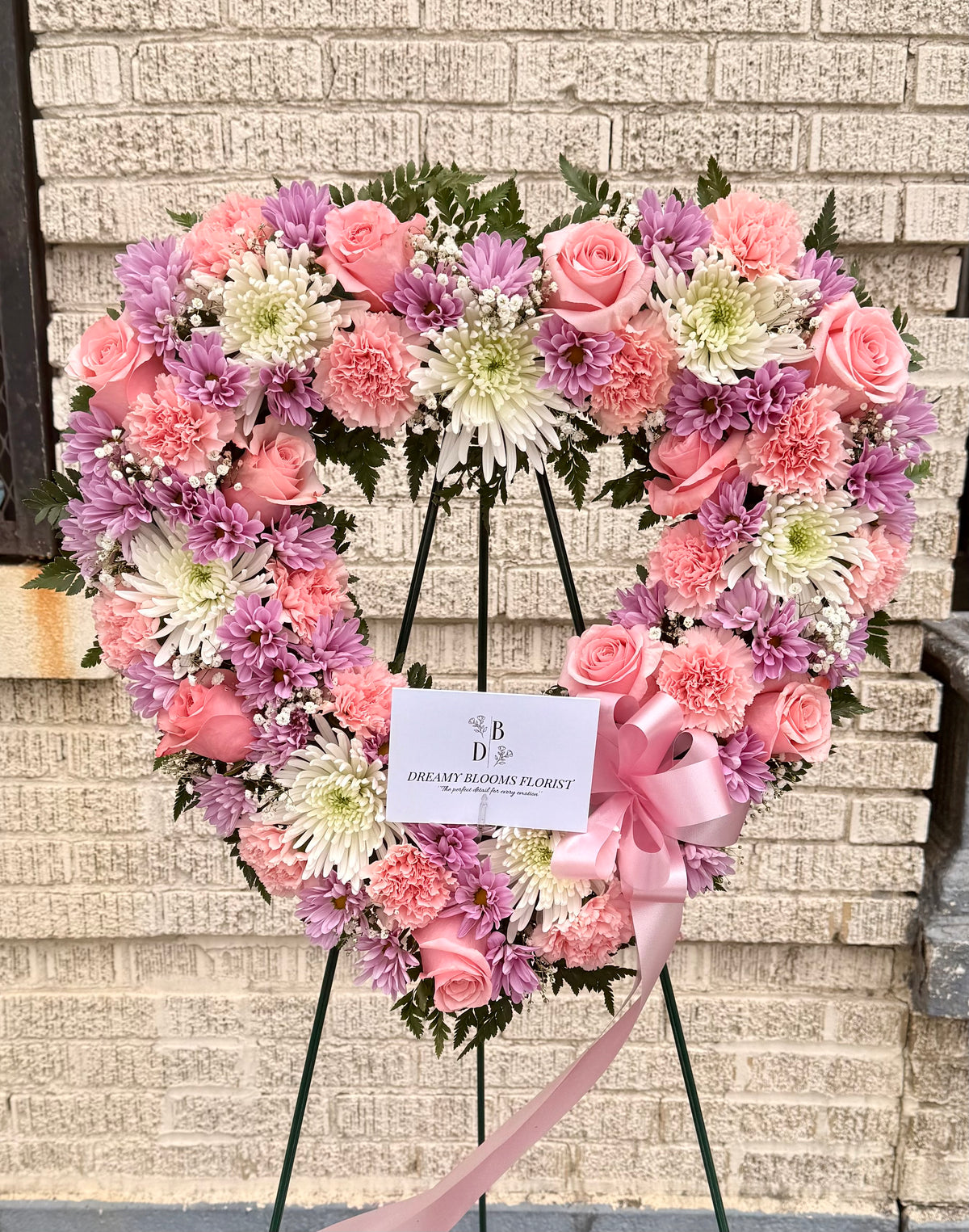 Corazón de pie blanco y rosa